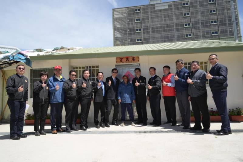 嚴主委前往關懷慰問張伯伯，並恭賀新居落成。（輔導會提供）