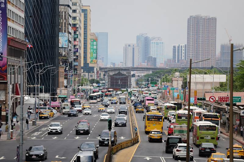 美國總統川普祭出對等關稅，震撼全球，也讓經濟衰退風險升溫。中經院18日根據3種情境發布經濟預測，評估在中性情況下，2025年經濟成長率將無法「保2」，剩1.66%；若關稅戰時間拉長，主要經濟體衰退的悲觀情境下，台灣只能勉強維持正成長。圖為台北車站前