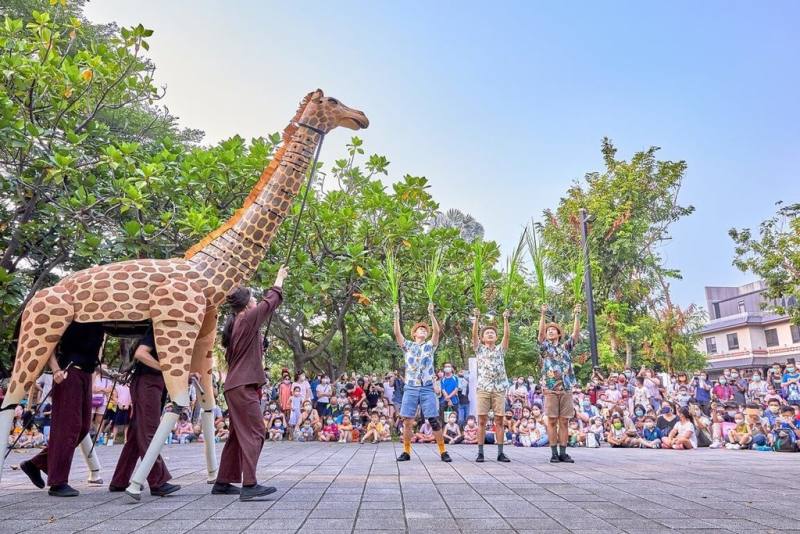 響應世界閱讀日，文化部舉辦2025年世界閱讀日「閱讀．腦內飛」主題活動，19日起至27日將登場。圖為無獨有偶工作室劇團推出「落跑長頸鹿」，將率民眾與原創故事角色一同遊行。（林筱倩提供）