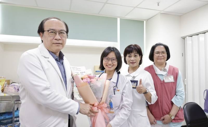 衛福部苗栗醫院表示，曾在醫學中心歷練多年的感染科醫師鍾承慧（左2）近日加入團隊，為苗栗地區民眾帶來更貼近需求的感染專科醫療照護。圖為醫院副院長劉明岳（左1）代表院方致送花束歡迎。（苗栗醫院提供）