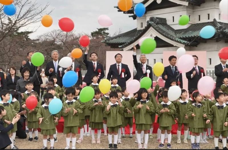 台南市長黃偉哲（後排左5）出訪日本，18日出席青森縣弘前櫻花祭開幕式。（台南市政府提供）