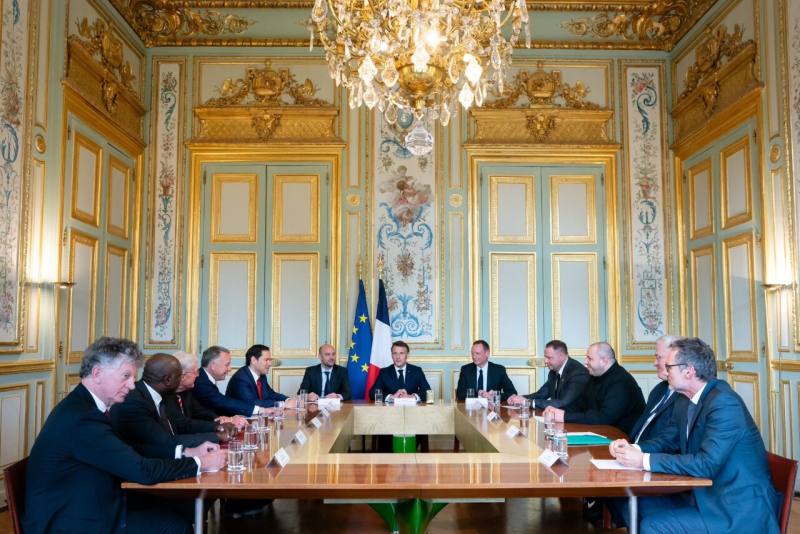 法國總統馬克宏(Emmanuel Macron)迎接美國國務卿盧比歐(Marco Rubio)、美國特使魏科夫(Steve Witkoff)、英國外交大臣拉米(David Lammy)與多位德國官員和烏克蘭部長，共同商討烏克蘭停火。(X平台/@EmmanuelMacron)