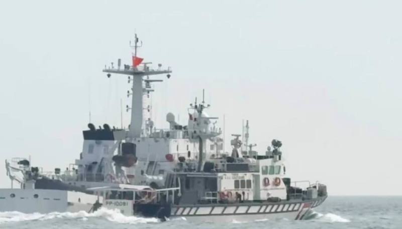4艘中國海警船17日下午侵擾金門海域，海巡署調度巡防艇監控，並透過中英文無線電廣播，要求海警船轉向航離，在巡防艇併航監控下，中國海警船於下午5時航出金門限制水域。（海巡署金馬澎分署提供）