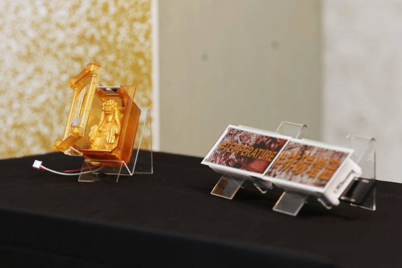 現場展示，參展作品科技島（右）與光明燈（左）細部裝置。