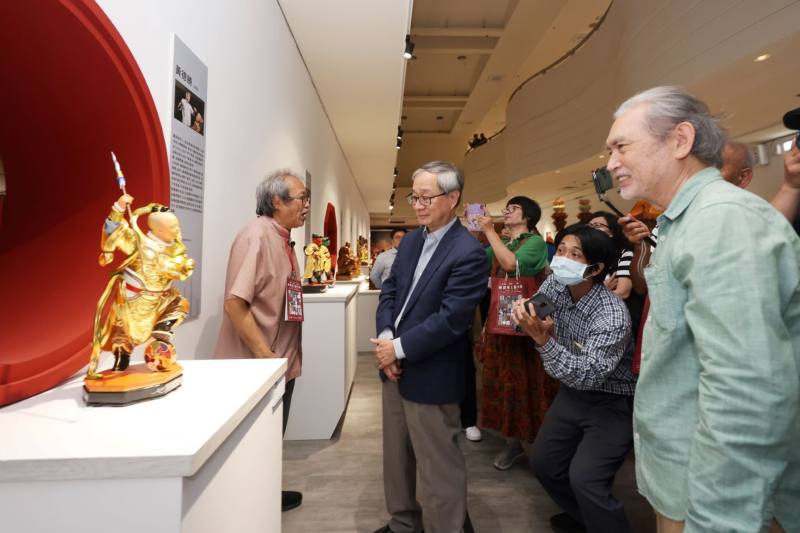 藝術家黃德勝（右）向文化部長李遠（中）解說作品《太子爺》。