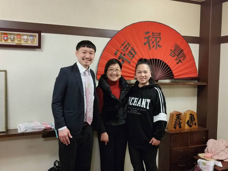 徐佳青(中)與北陸臺商聯誼會會長島田惠(右一)等人合影