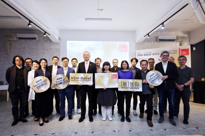 文化部政務次長李靜慧（前排右5）、外交部政務次長吳志中（右6）、成功大學助理副校長吳秉聲（右2）、策展人薛丞倫（右3）與策展團隊「國立成功大學」、參展團隊代表等合影。