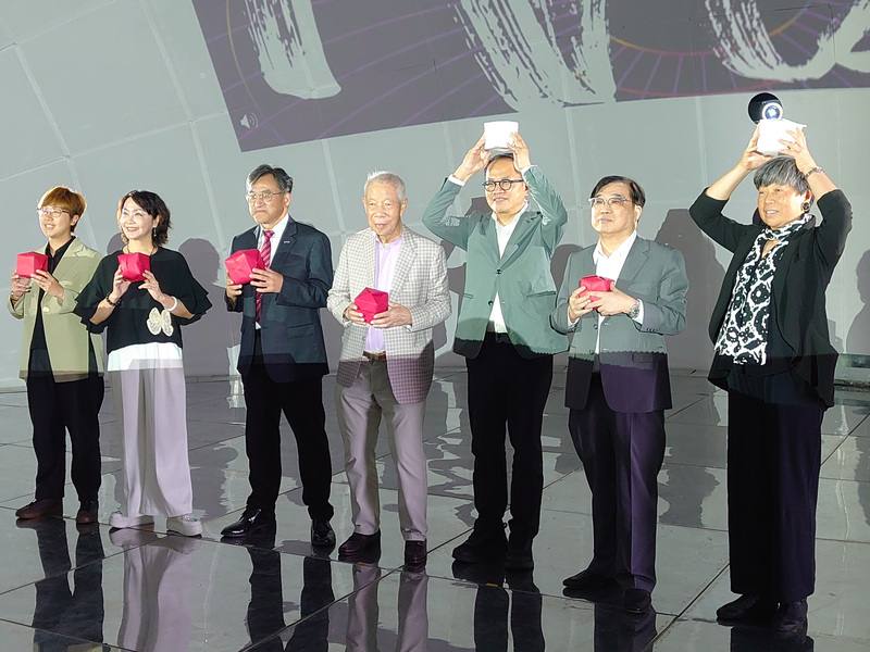 台積電文教基金會18日召開記者會，董事長曾繁城（左4）宣布，2025台積心築藝術季正式起跑，至6月29日活動期間共計有近70場演出