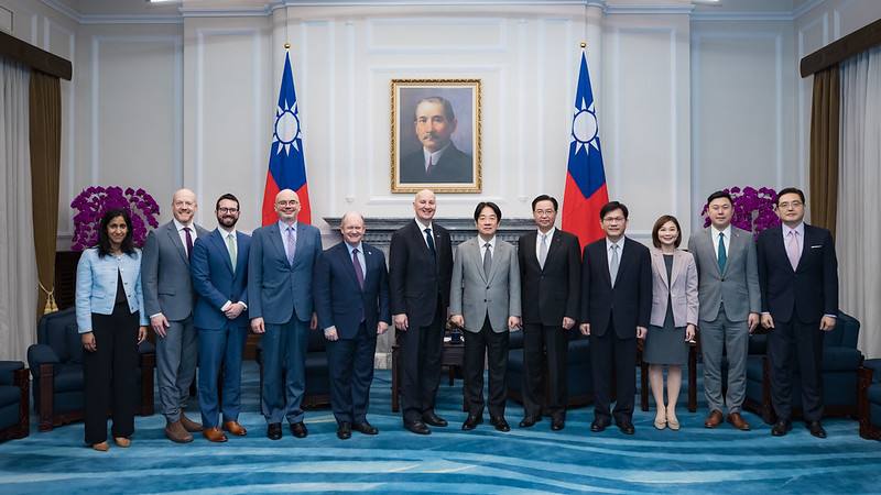 President Lai poses for a photo with the US delegation led by Senator Pete Ricketts.