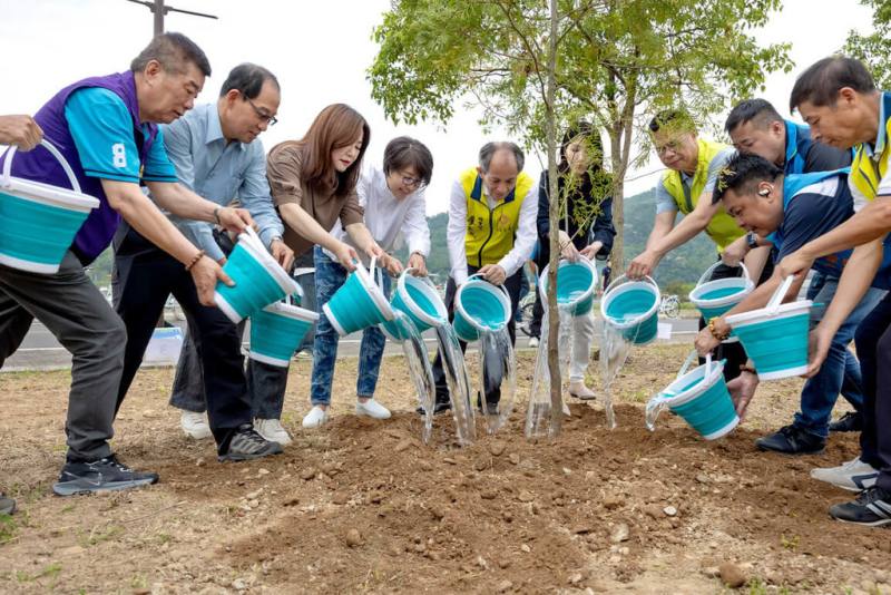 「埔里福興悠遊樂騎」活動19日在埔里鎮福興溫泉區舉行，活動結合單車、植樹、園遊會等，南投縣長許淑華（左4）、國民黨立委馬文君（左3）、林業及自然保育署副署長廖一光（左2）等人出席。（南投縣政府提供）