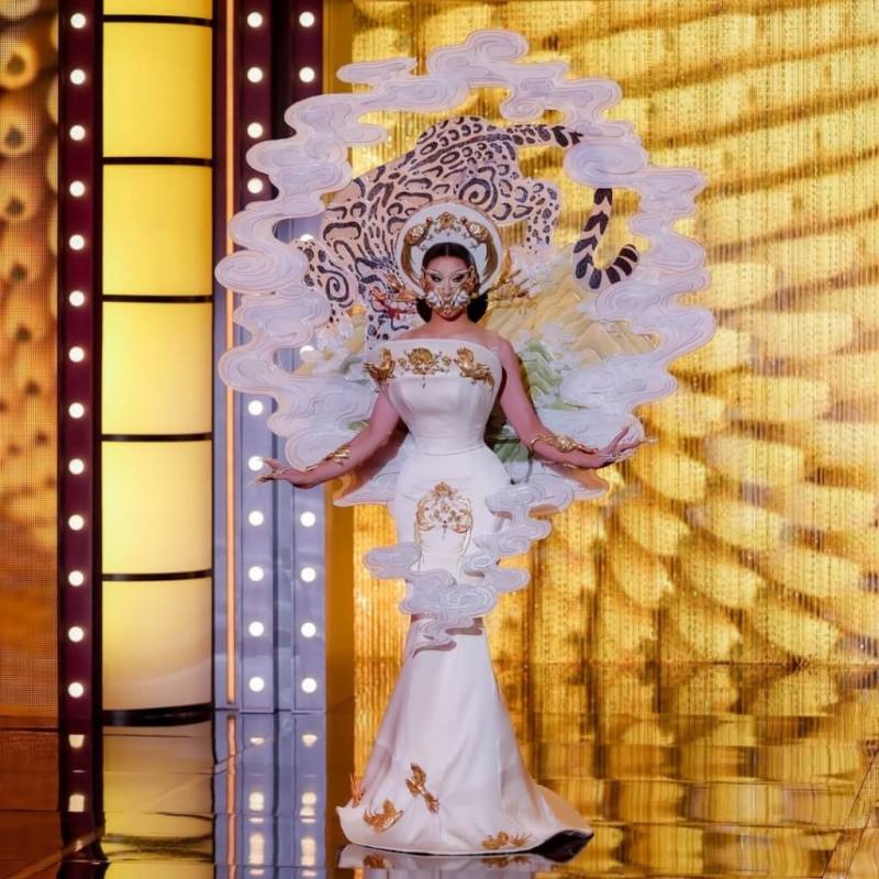 變裝皇后妮妃雅19日現身美國實境電視節目「魯保羅變裝皇后秀」，她以一襲綴有台灣雲豹、帝雉等台灣元素的米白禮服登場，再次向世界介紹台灣。（圖取自instagram.com/rupaulsdragrace）