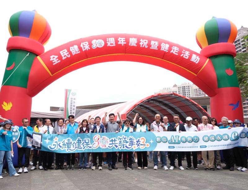 健保署陳亮妤副署長帶領民眾起步走