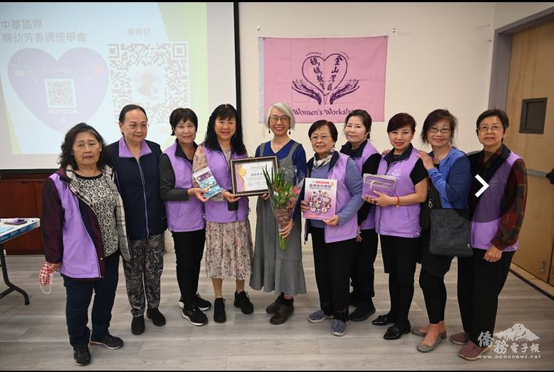媽媽教室負責人高玉麗（右五）贈送感謝狀給講員楊婷舒（左五）
