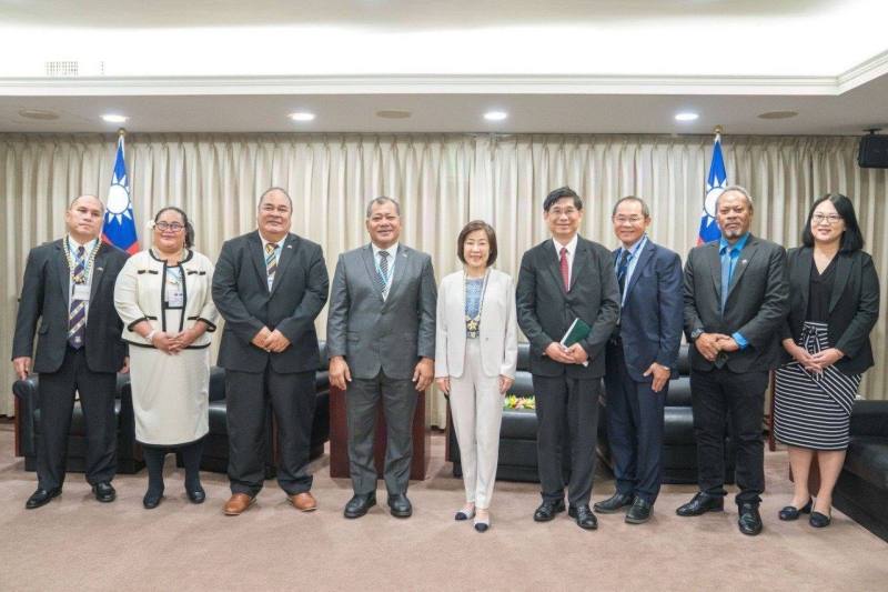 吐瓦魯國副總理倪樂索尼（Hon. Panapasi Nelesone，左四）會晤經濟部政務次長江文若（右五），就國家減碳策略、淨零排放及綠能轉型等相關議題進行討論。