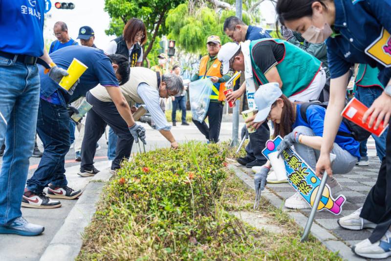 台南市政府19日動員3700名志工走上街頭撿拾菸蒂，順手清理垃圾。（台南市政府提供）