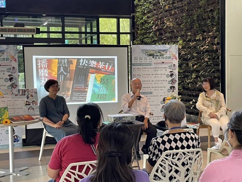 「2025客家悅讀節」講座在高雄舉行，作家李旺台（後中）19日出席暢談退休後專注小說創作的心路歷程，吸引眾多文學愛好者齊聚。（高雄市政府客家事務委員會提供）