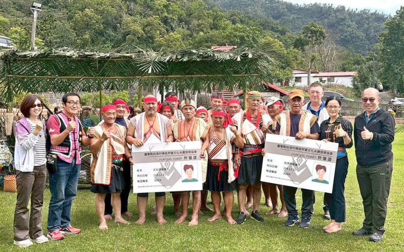 台東縣海端鄉崁頂部落，30名男子及4名女子完成狩獵文化、生態及獵槍安全操作等課程後，19日在耆老的認可下獲部落頒發狩獵證，成為部落認證的獵人。（林保署台東分署提供）