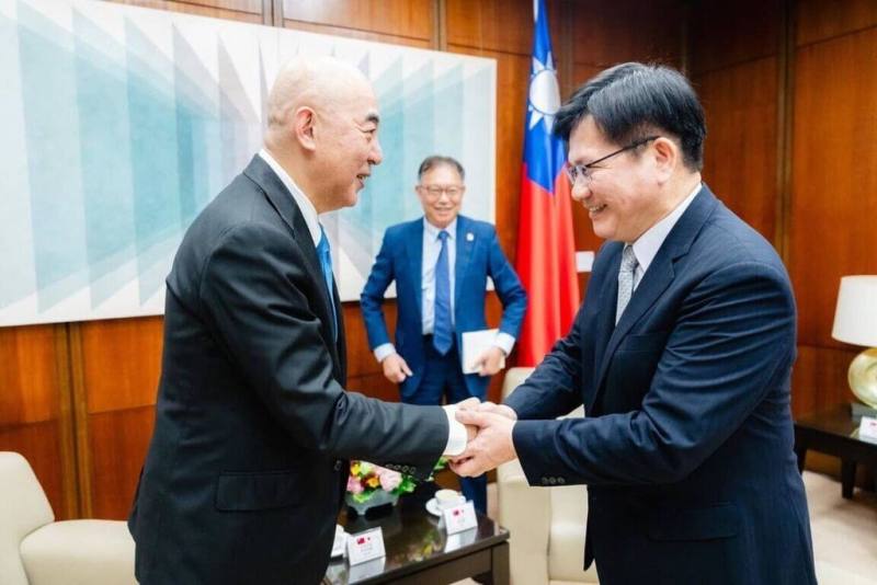 外交部長林佳龍（右）18日接見日本保守黨黨代表百田尚樹（左）等人。（外交部提供）