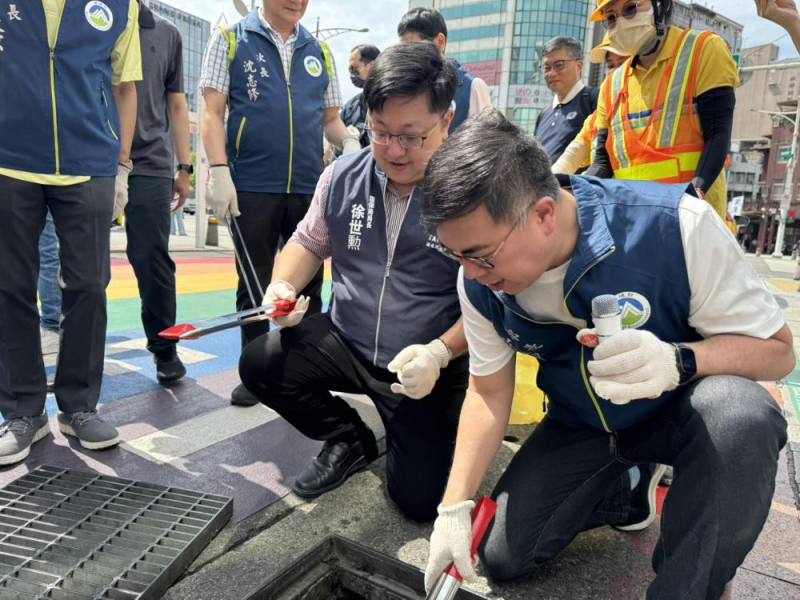 開溝清理水溝菸蒂(右起環境部彭部長啓明、臺北市環保局徐局長世勲)