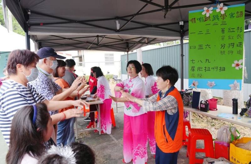 南投縣埔里鎮客家桐花祭「埔天桐慶迎客情」19日在廣成里小埔社客家文化園區舉行，現場有傳統祭儀、客家料理品嚐、客家文化體驗等多元活動，吸引民眾齊聚。（埔里鎮公所提供）