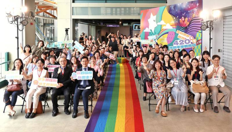 114年性別平等教育日策展「元宇宙下的性別光影展」19日在國立台灣科學教育館登場，探索生活中無所不在的性別議題。（教育部提供）