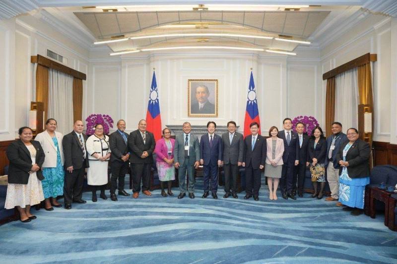 吐瓦魯國副總理倪樂索尼（Hon. Panapasi Nelesone，左八）伉儷訪團乙行由外交部長林佳龍（右七）陪同晉見賴清德總統（右九）。