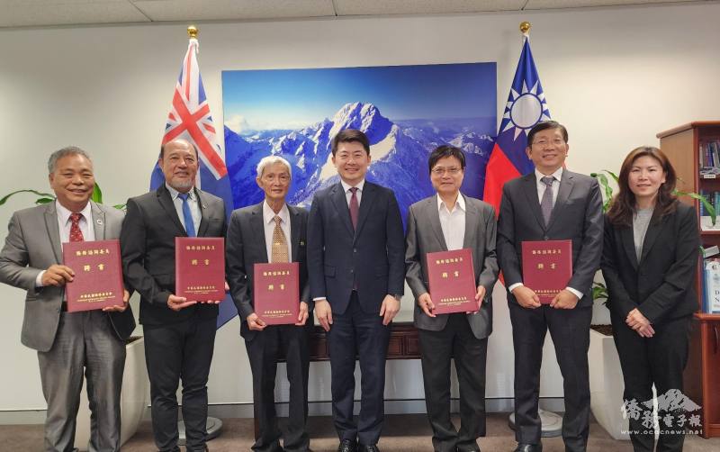 吳正偉代表徐佳青頒發雪梨地區僑務諮詢委員聘書(由左至右林瑞銘、葉義深、徐伯基、吳正偉、林栢梧、陳錦燦及江佳慧)