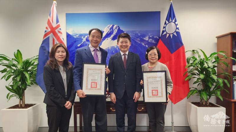 雪梨辦事處處長吳正偉代表頒發總統任命令予雪梨地區新任僑務委員(由左至右 江佳慧、熊強生、吳正偉、陳雪鳳)