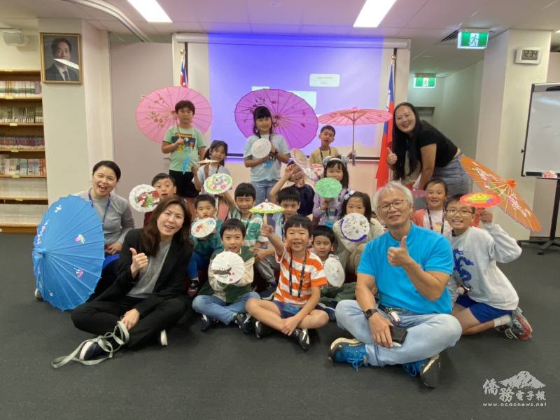 雪梨文教中心主任江佳慧（第一排左邊第一位）與師生合影