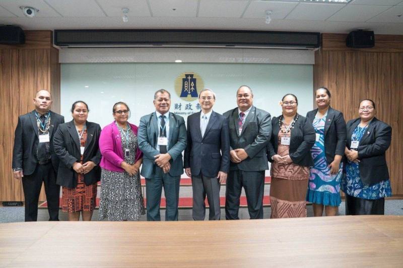 吐瓦魯國副總理倪樂索尼（Hon. Panapasi Nelesone，左四）會晤財政部政務次長阮清華（右五），交流財政治理、稅收管理、國庫政策及國際金融合作等相關經驗。