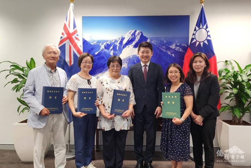 吳正偉代表徐佳青頒發雪梨地區僑務榮譽職聘書(由左至右謝誠峰、洪秀華、謝美鳳、吳正偉、顏杏芳及江佳慧)