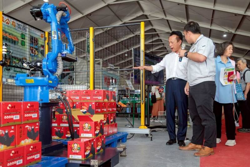 「第19屆台灣國際農業機械暨資材展」19日開幕，集結200多家廠商參展，展示智慧農機與綠色資材，展現農業新世代的科技魅力與永續潛力，嘉義縣長翁章梁（左）參觀並聆聽廠商解說。 （嘉義縣政府提供）