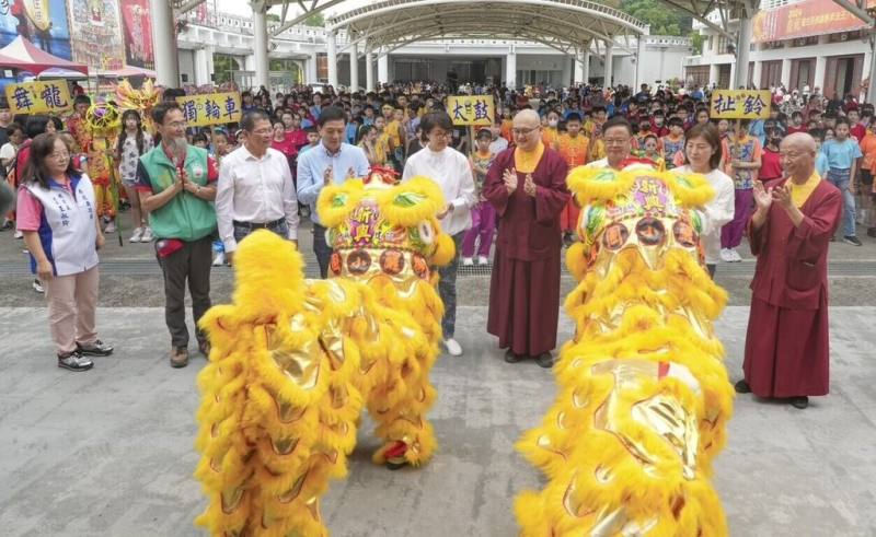 華光盃民俗體育競賽19日在草屯雷藏寺登場，千人競技舞獅、跳繩、扯鈴等，南投縣長許淑華（前中）出席開幕，並為水里鄉新興國小新獅開光點睛。（南投縣政府提供）