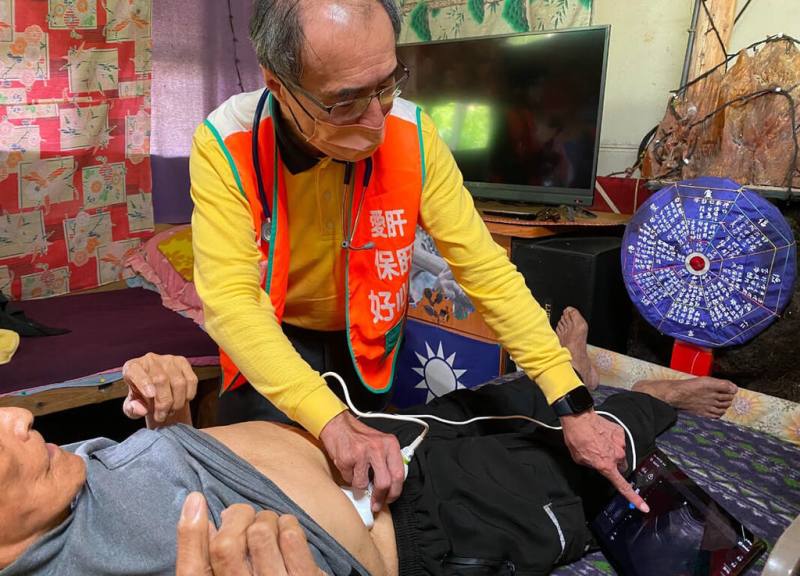 肝病防治學術基金會19日深入嘉義縣阿里山鄉，為原住民免費做肝病、癌症指數抽血篩檢等檢查，甚至帶著儀器走入不便外出的原民住家。（肝病防治學術基金會提供）