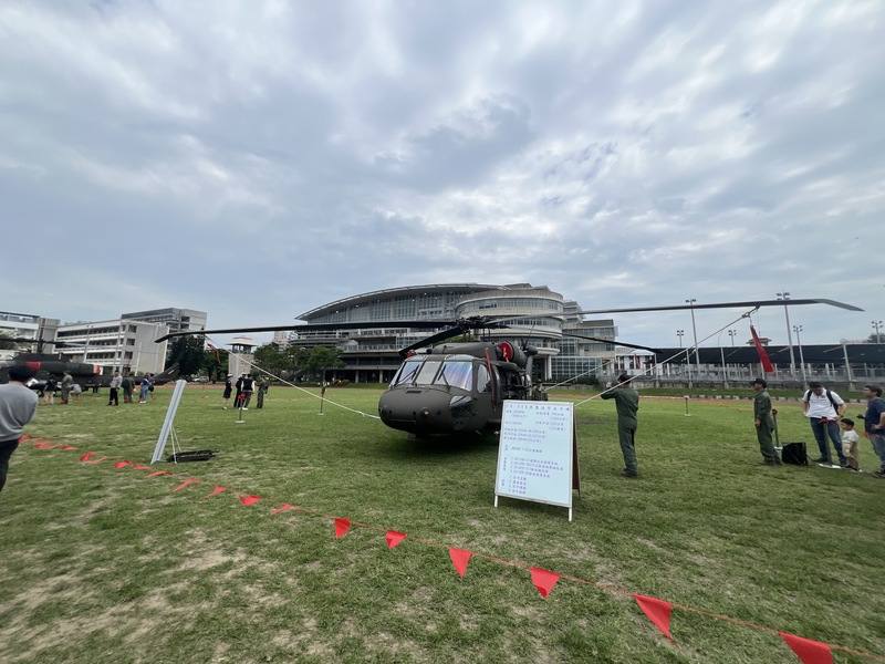 「台灣國際模型公開賽—第3屆台中威逸暨全國科幻盃聯賽」19日在逢甲大學育樂館登場，國防部出動黑鷹直升機空降操場展示