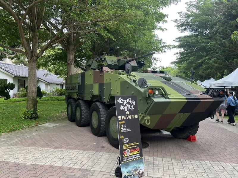 「台灣國際模型公開賽—第3屆台中威逸暨全國科幻盃聯賽」19日在逢甲大學育樂館登場，國防部出動雲豹八輪甲車到場展示