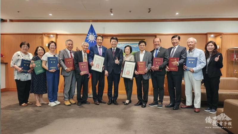 吳正偉代表頒發雪梨地區續、新任榮譽職人員聘書