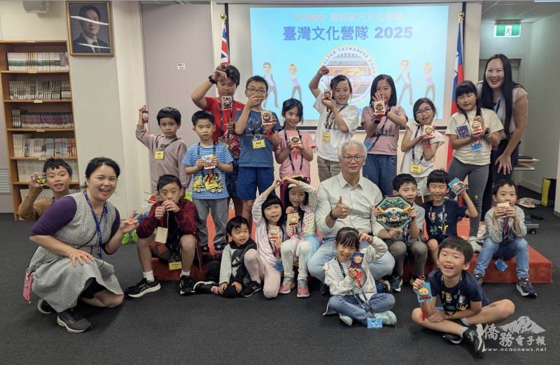 安平劍獅彩繪師生合影