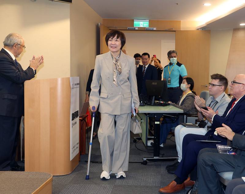 已故日本前首相安倍晉三妻子安倍昭惠（中）19日表示，現在的台灣與日本，社會都面臨劇烈轉變，她認為「台灣平安，日本也會平安」，祈願集結眾人智慧讓日台關係更加深厚，以及區域穩定早日實現。