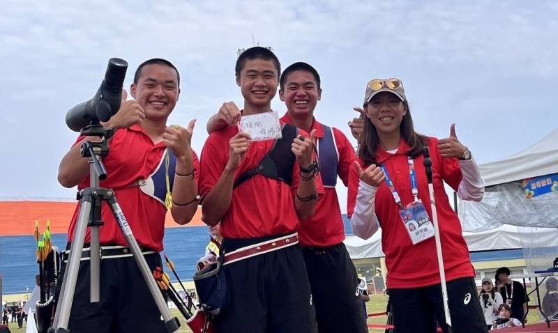 114年全國中等學校運動會20日進行射箭反曲弓團體賽，新北市明德高中拿下男子團體金牌，也是學校相隔5年後再度摘金，其中擔任第1棒的柯倫祐（左）扮演關鍵角色。（明德高中提供）