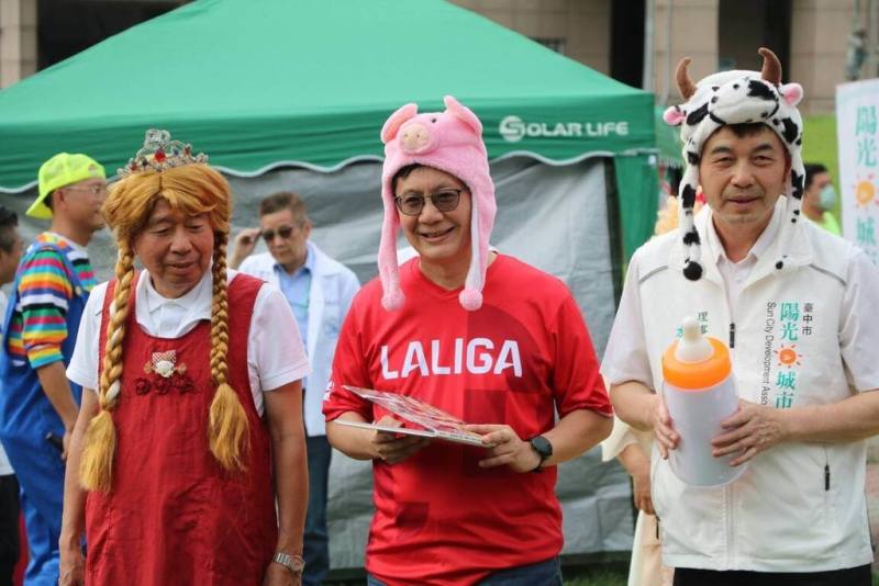 響應世界書香日，由教育部次長張廖萬堅（中）創辦的陽光城市發展協會，19日在台中市南屯區豐樂公園舉辦「草地野餐嘉年華」，請來陽光說演故事劇團為小朋友演出，張廖萬堅等人也粉墨登場。（主辦單位提供）