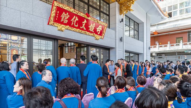 總統為「母娘文化館」揭匾