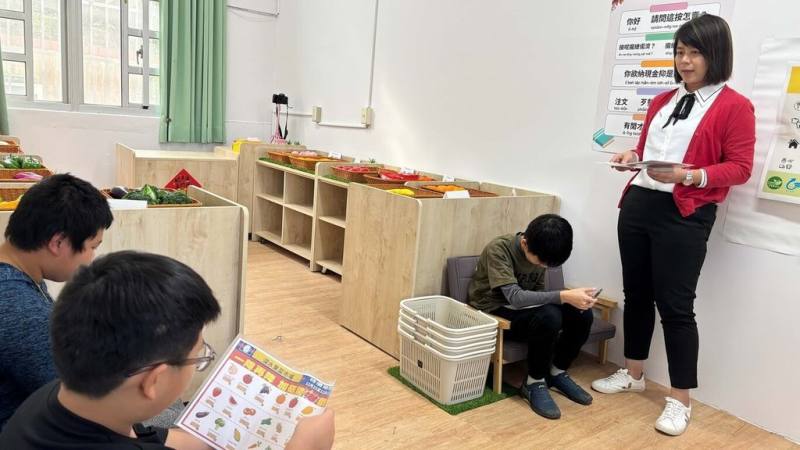 高雄市深水國小以建置超市概念規劃本土語言學習情境，配合情境及自製宣傳單，讓學生從遊戲中學習自然對話及互動。（教育部提供）