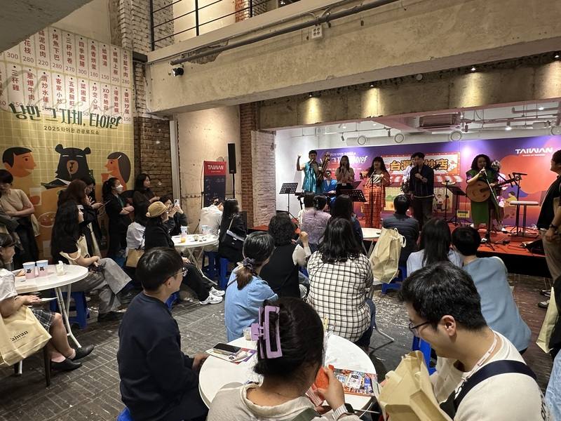 2025台灣觀光Road Show以熱炒店為主題，擺設塑膠桌椅，將正港台灣味帶到首爾