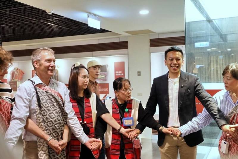 紐西蘭國會「跨黨派台灣友誼小組」訪問團日前到新北市烏來區參訪泰雅民族博物館，與無黨團結聯盟新北市議員馬見（右2）開心牽手共舞合影。（新北市議員馬見提供）
