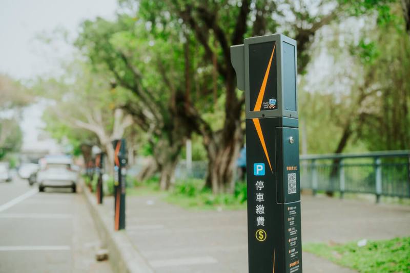 新竹市政府陸續建置智慧車柱，預計116年完成3600個，盼提升停車管理效率，解決車格遭占用等問題。（新竹市政府提供）