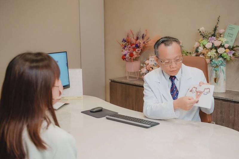 台中禾馨宜蘊生殖中心副院長吳成玄（右）說，凍卵療程對年輕癌症患者是龐大支出，盼中央接棒補助。國健署回應，計畫已送行政院，醫療性凍精凍卵補助力拚114年順利上路。 （宜蘊醫療提供）