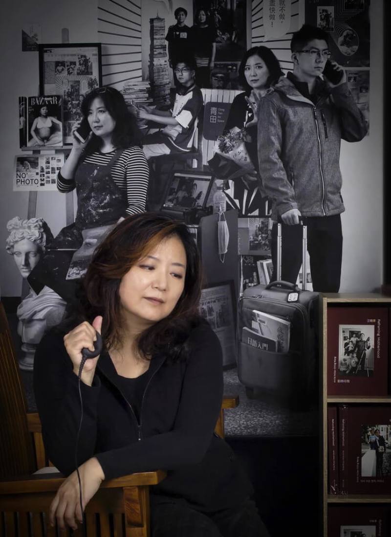 藝術家汪曉青（圖）1972年生於台北，是英國布萊敦大學藝術博士，現於國立東華大學藝術與設計學系兼任助理教授，其身後為作品「母親如同創作者」。（汪曉青提供）