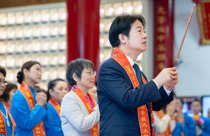 總統抵達後，首先進行參香祈福儀式