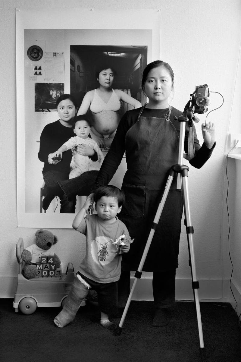 藝術家汪曉青系列作品「母親如同創作者」自2001年起發展至今，以她與兒子合影為主題，並逐年疊加。（汪曉青提供）